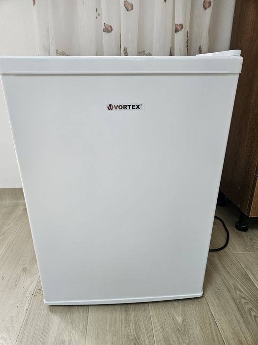 Vând mini frigider Vortex