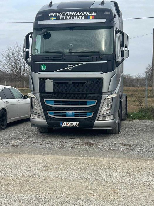 Volvo cap tractor 2016 – gri – stare foarte bună, gata de lucru