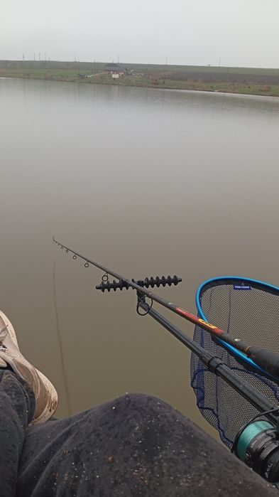 Vand scaun feeder sau schimb cu navomodel plantat