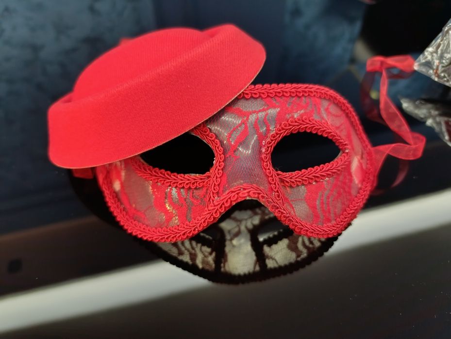 Карнавальная маска и шляпка-таблетка,черный и красный цвет