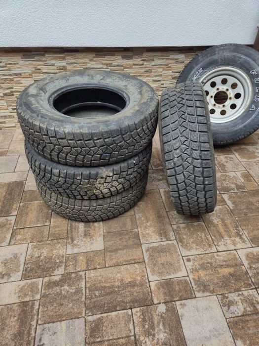 Vând cauciucuri suv 235/75/15