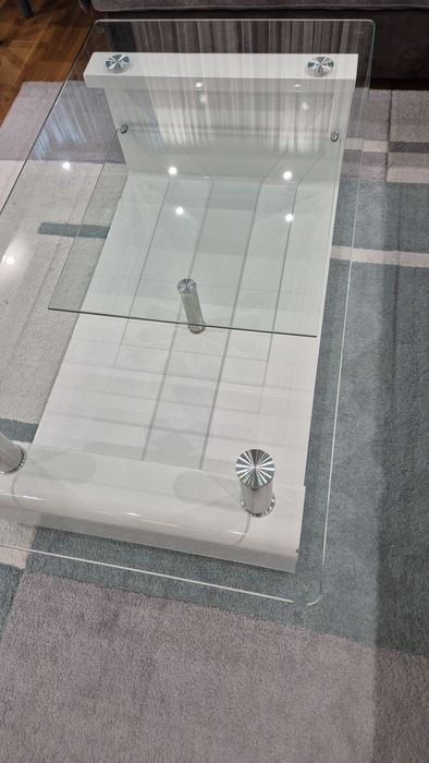 Бяла холна стъклена маса