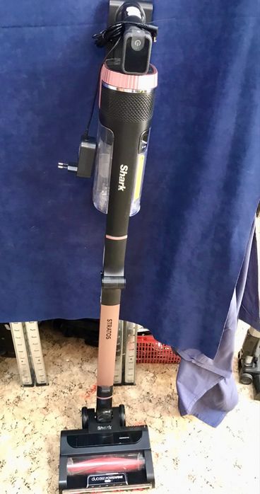 Вертикална прахосмукачка Shark IZ400EU