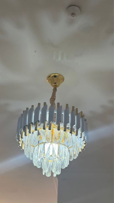 Продается срочно люстра