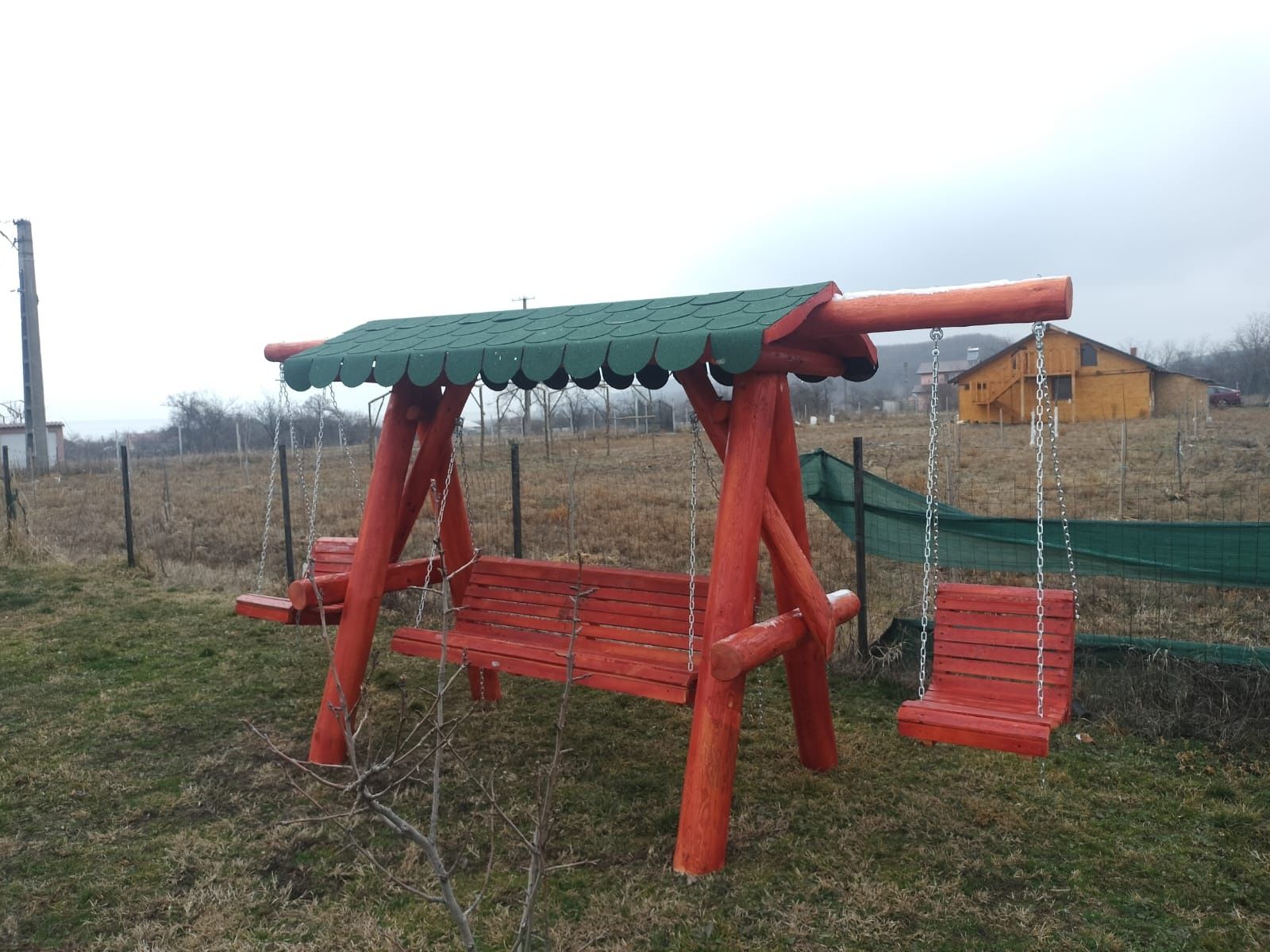 Mobilier rustic din lemn masiv