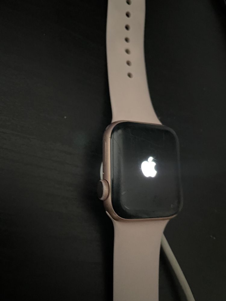 Продам Apple watch 4 розовые 40mm