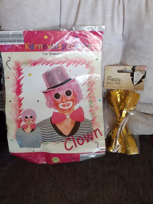 Peruca și papion clown