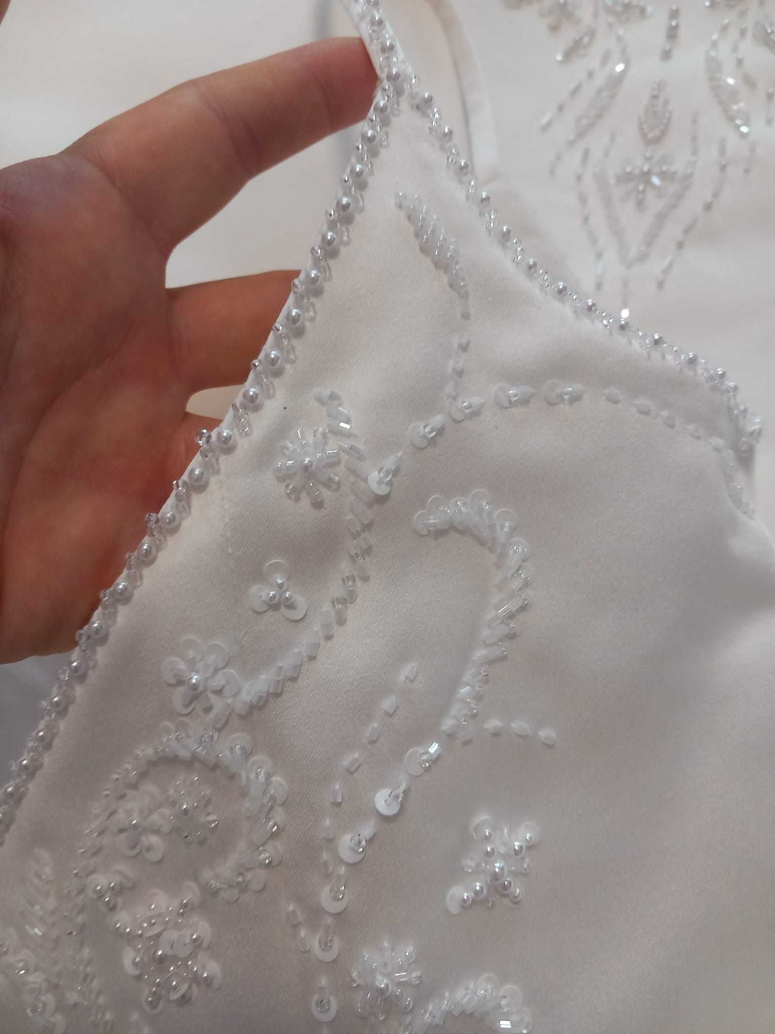Vand o rochie de mireasa clasica minutios decorata cu margelute