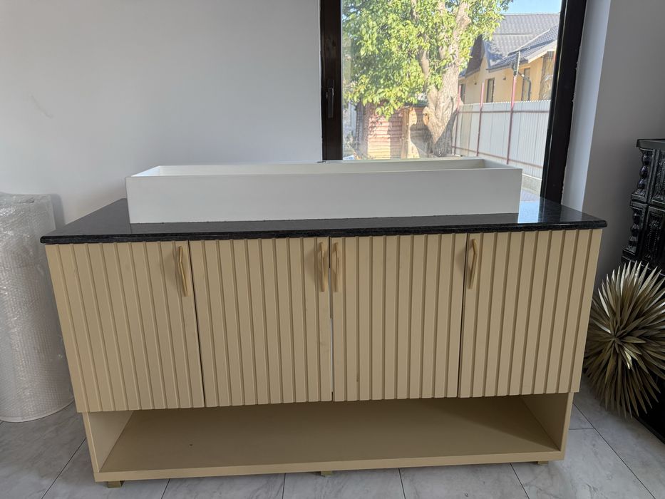 Mobilier baie cu chiuveta si blat din marmura