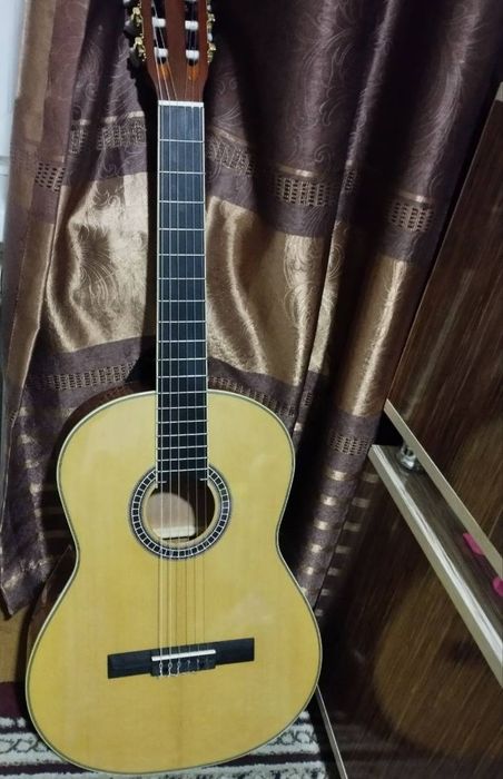 Yangi gitara sotiladi srochna oladiganlar yozsin kelishamiz