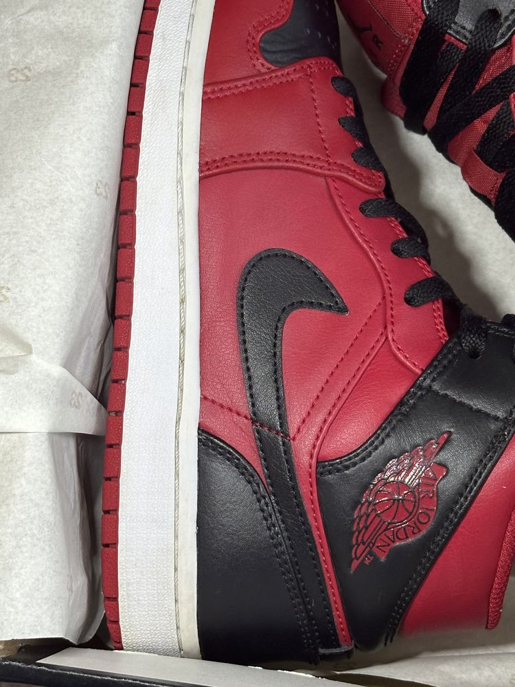 Jordan 1 Mid + Cadou Crease Protector