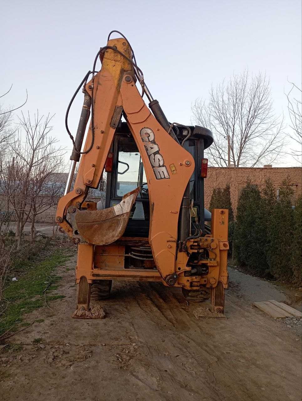 Экскаватор погрузчик сотилади CASE 570 T
