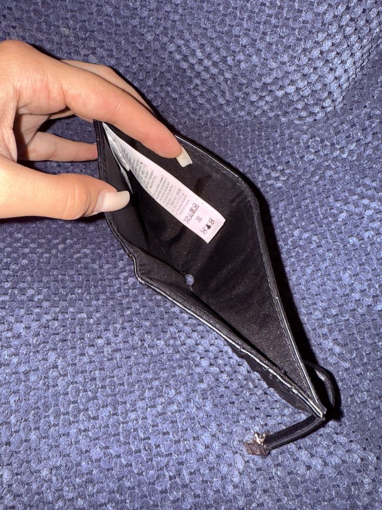 Продавам портмоне Guess