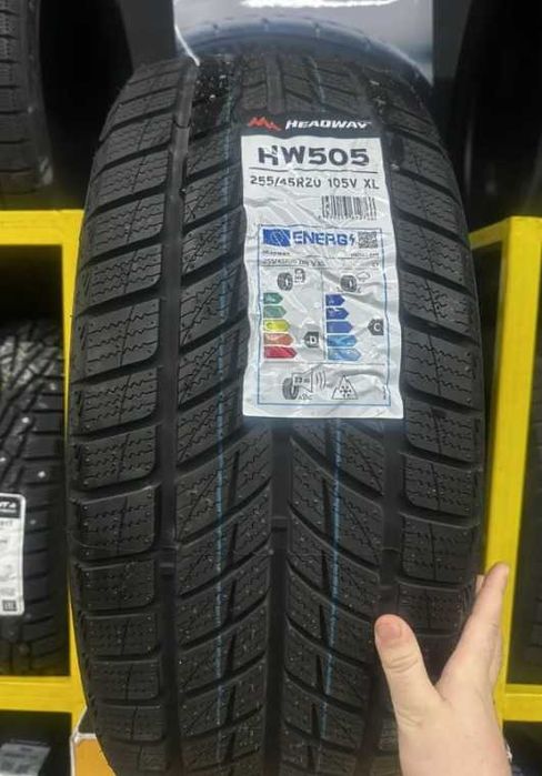 Зимние шины HEADWAY HW505 255/45 R20 105V без шипов