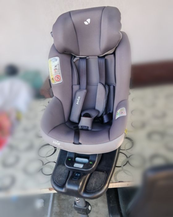 Scaun Joie i-Venture și Baza i-Base Advance