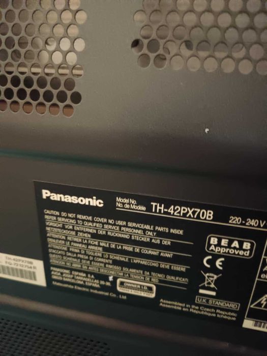 Продавам Телевизор  Панасоник с маса. Работи перфектно с дистанционно