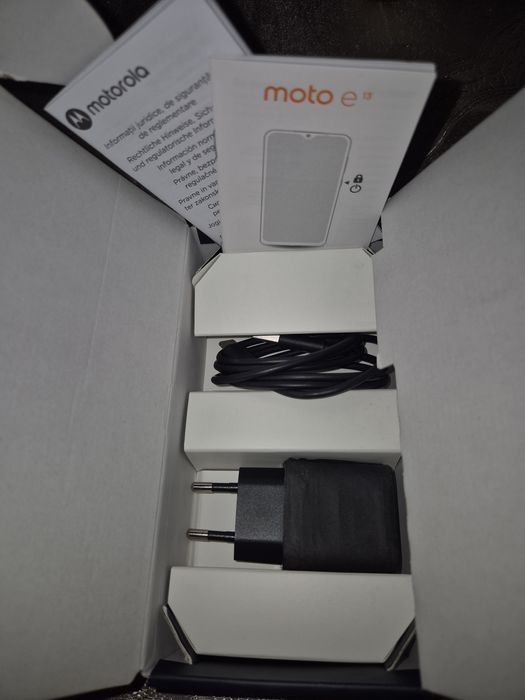 Продавам телефон Motorola e13
