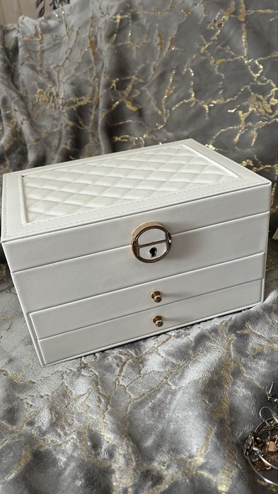 Белая шкатулка для украшений