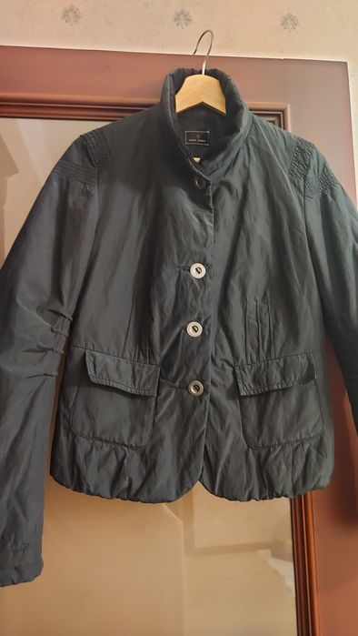 Продам куртку Италия. Новая. На подкладе. Размер 44-46.