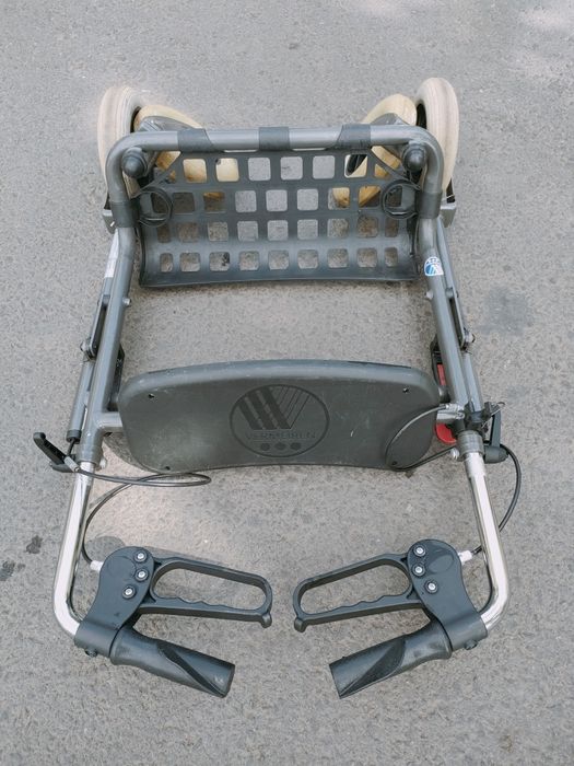 Cadru de mers cu roti ( rollator ) este destinat persoanelor cu mobili