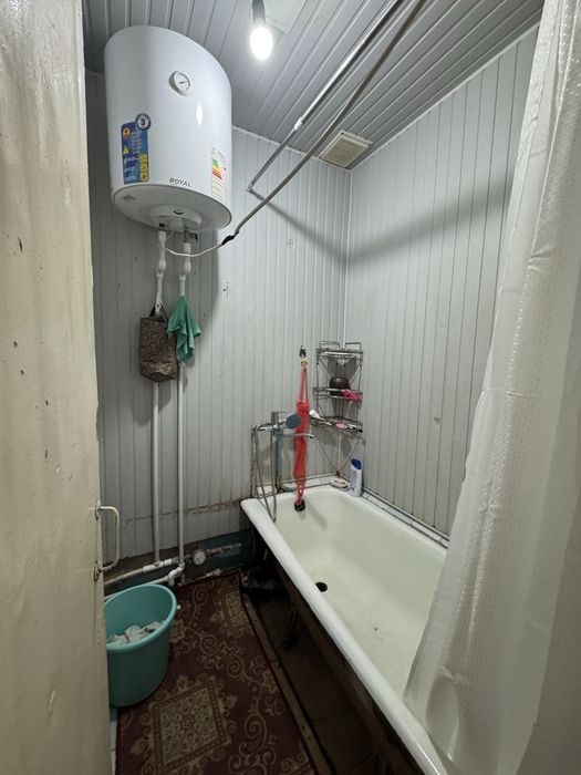 Срочно прадается 2/х ком квартира 10/мек район карвон базар без ремонт