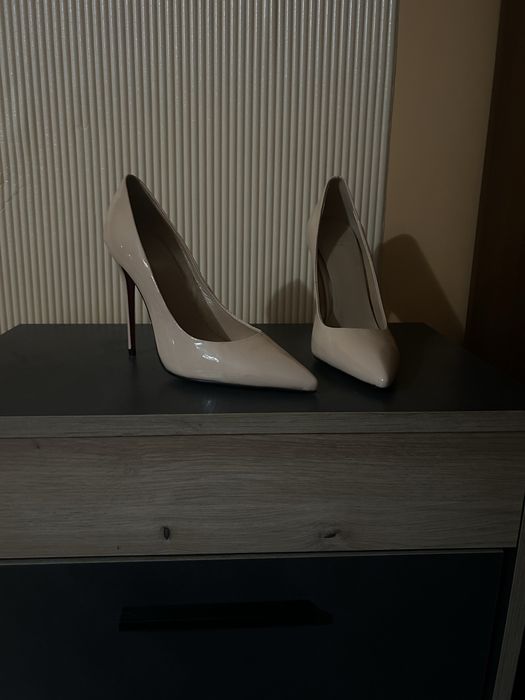 Дамски обувки на висок ток