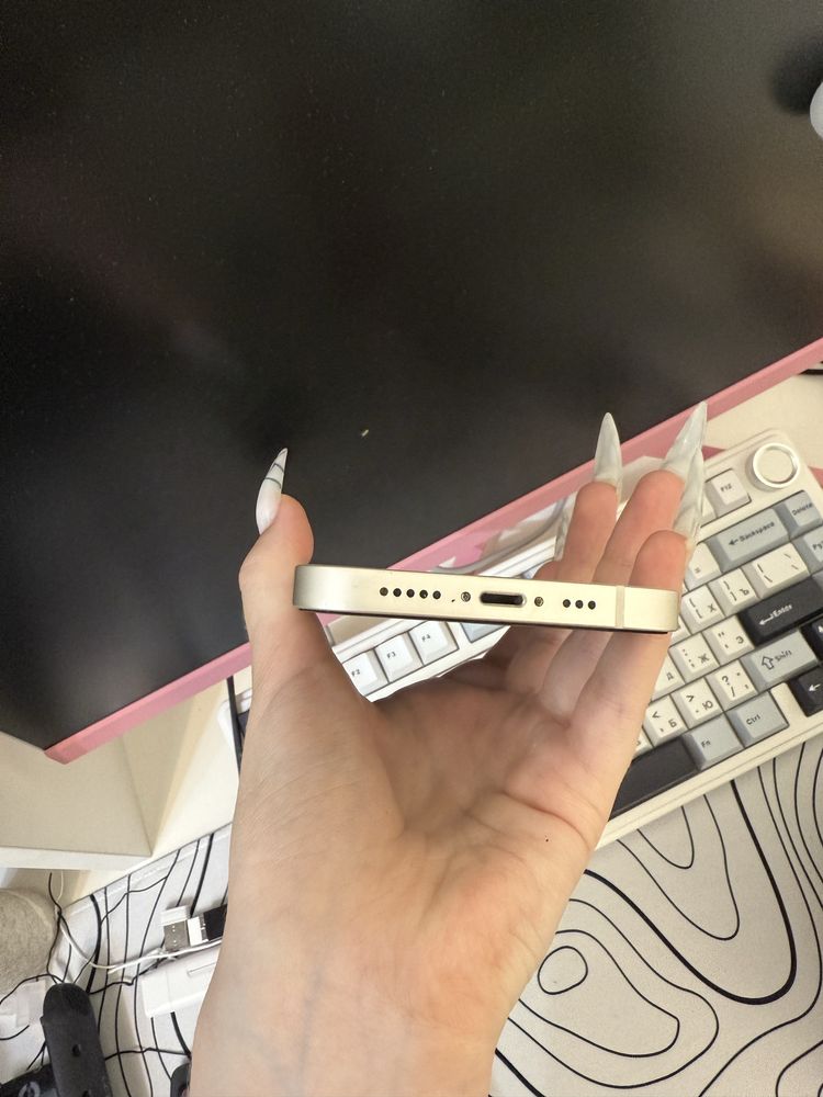 продам iPhone 13