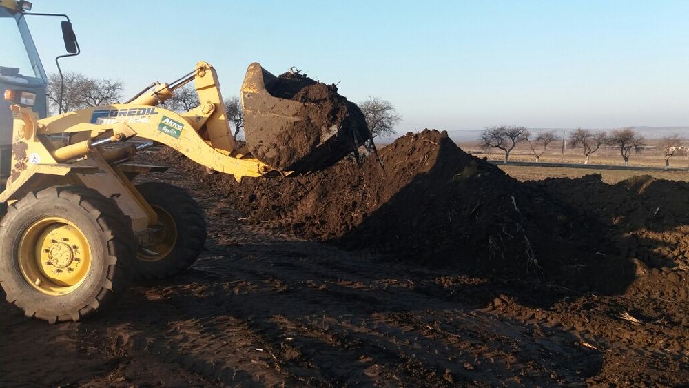 Vand pamant negru si de umplutura