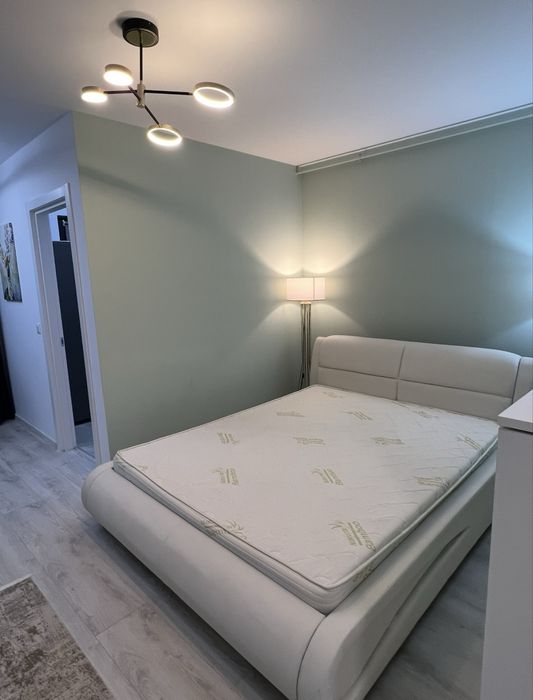 Pat matrimonial modern , tapitat cu piele ecologica , alb-crem +saltea