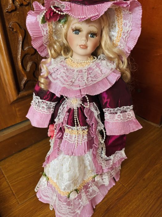 Papusa portelan Delia superba