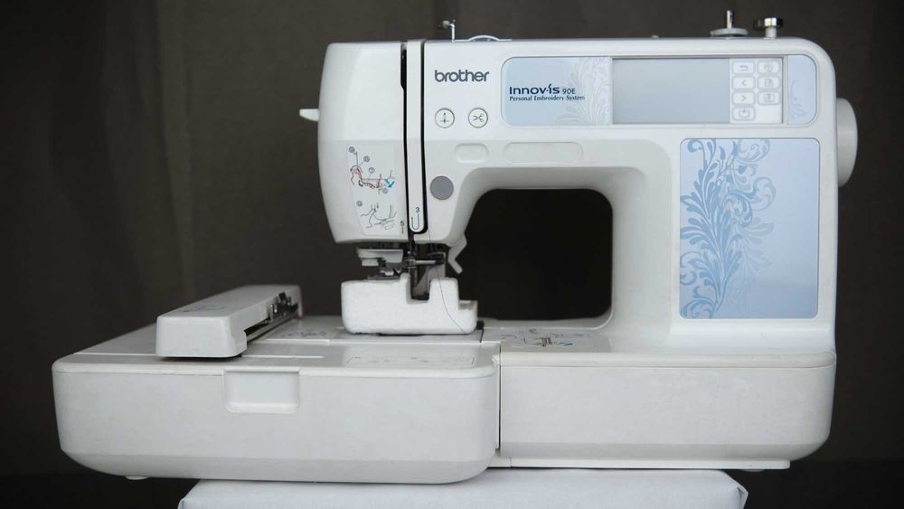 Masina de brodat Brother Innov-IS 90E, toate accesoriile + 2000 modele