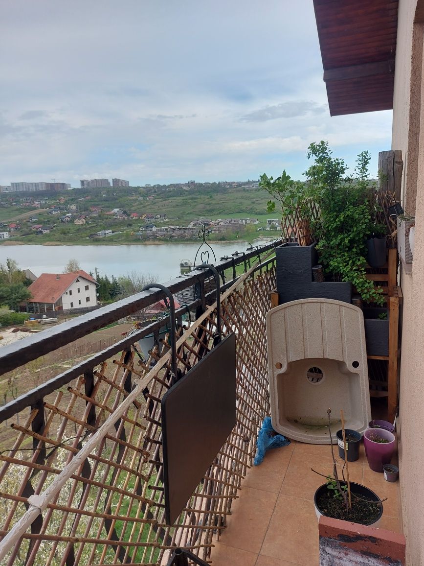 Vând apartament cu pod și loc de parcare