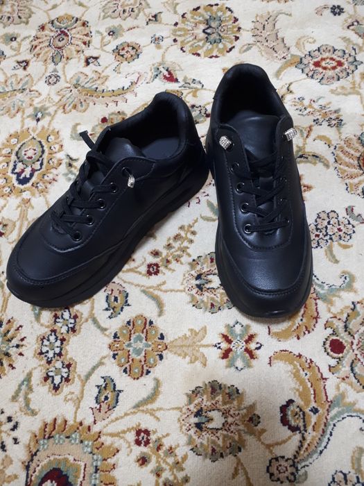 Продам женские кроссовки