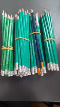 Голямо количество малко използвани моливи