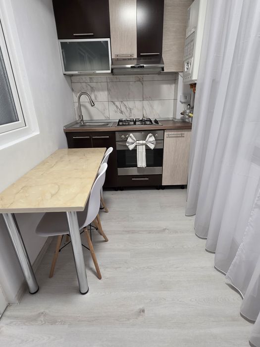 Vând garsonieră complet mobilată și utilată zona Cornitoiu