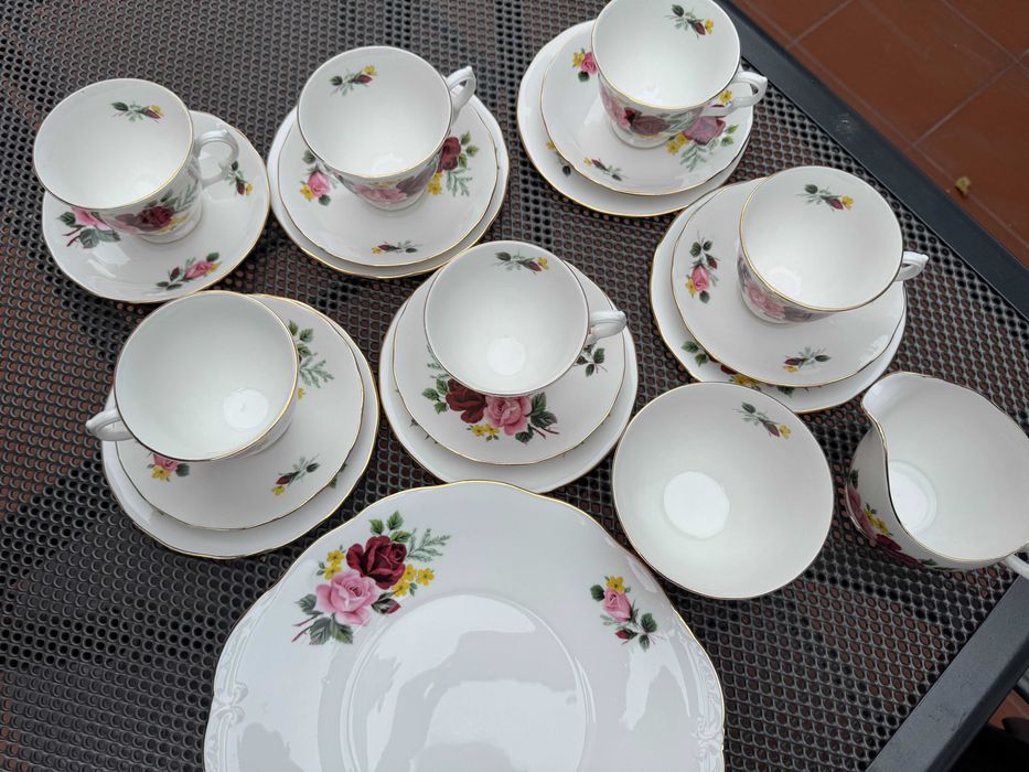 Винтидж английски порцеланов сервиз Gainsborough Bone China “Roses”