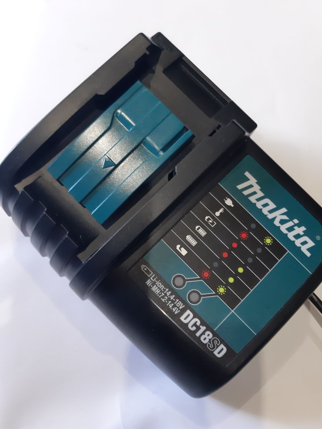 Makita Зарядно устройство DC18SD