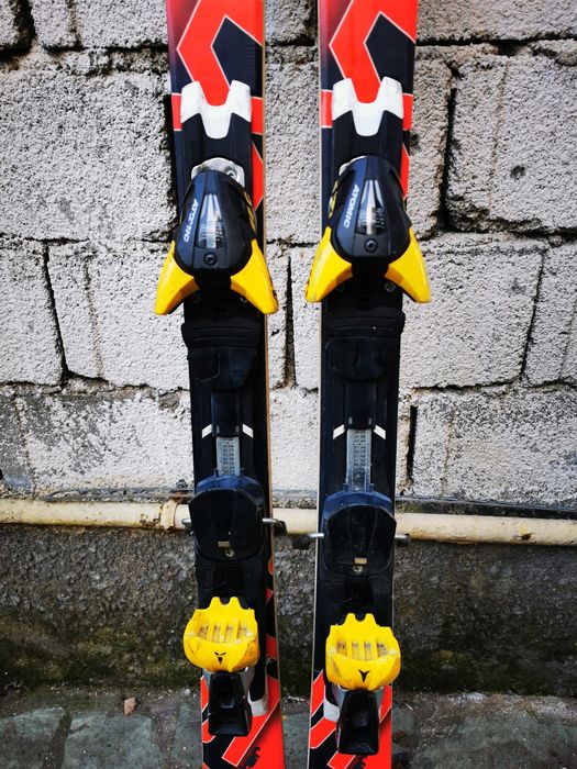 Vând schiuri Atomic Redster XT 157cm ascutire ceruite