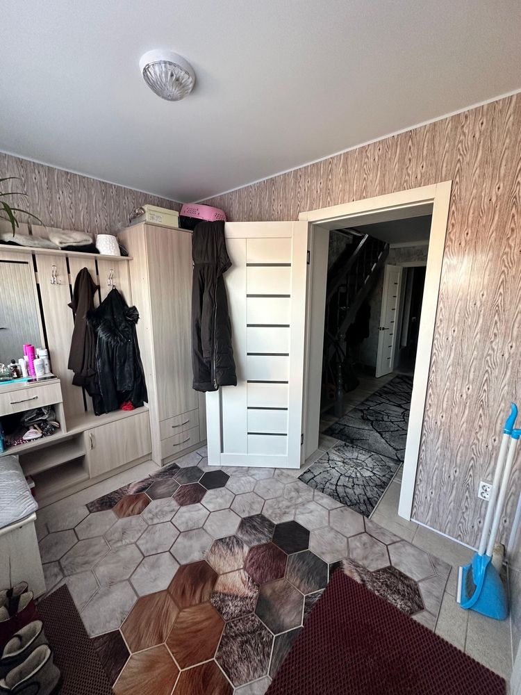 Двухэтажный дом, подгора