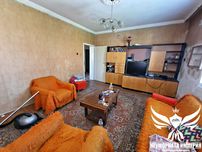 Продавам тристаен с гараж, партерни стаи и 219кв. двор в гр.Асеновград