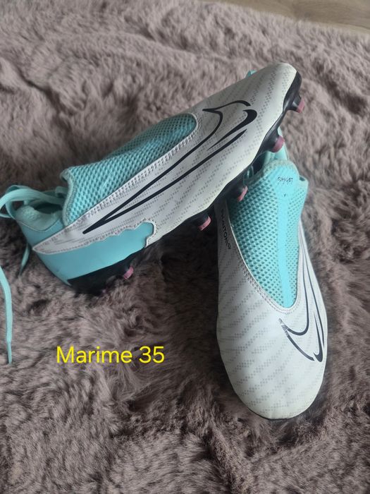 Ghete de fotbal cu crampoane, 80 RON/ perechea.