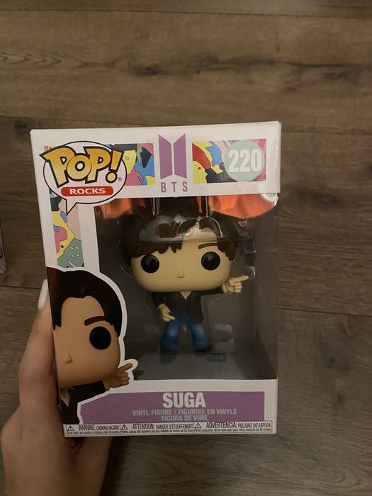 figurina BTS (RM ; SUGA) in stare buna.