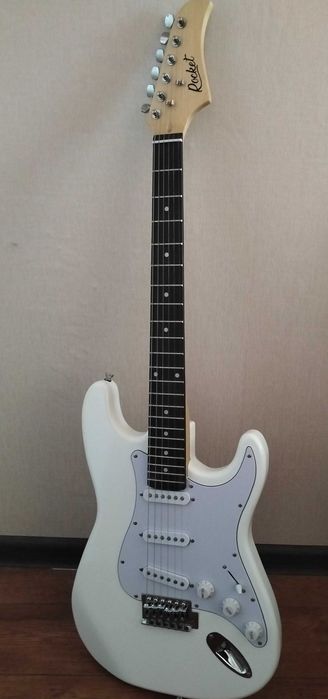 электрогитара белая SSS стратокастер