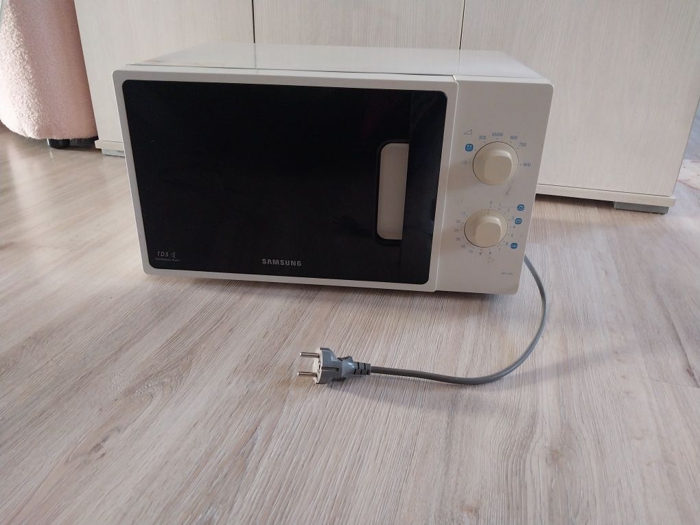 Микроволновка Samsung. В хорошем рабочем состоянии.