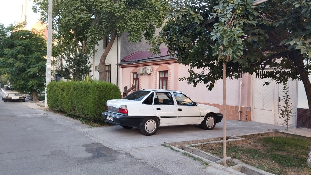 Uy sotiladi. Yakkasaroy