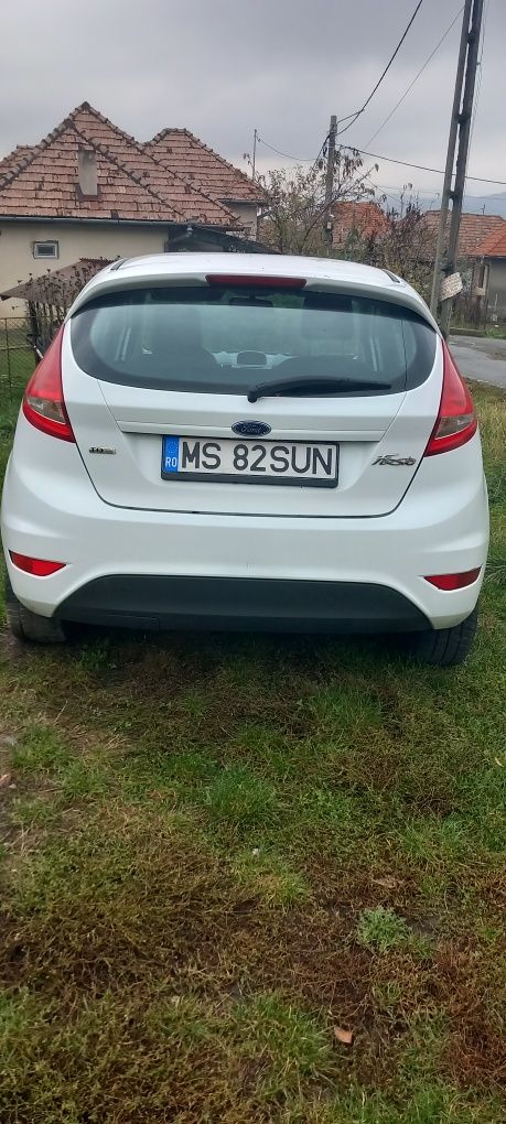 Vând Ford fiesta