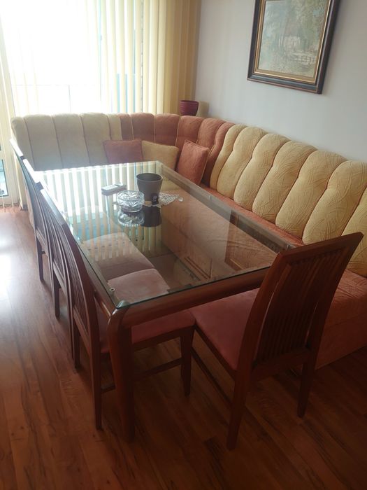 Ъглов диван с маса и четири стола за всикидневна