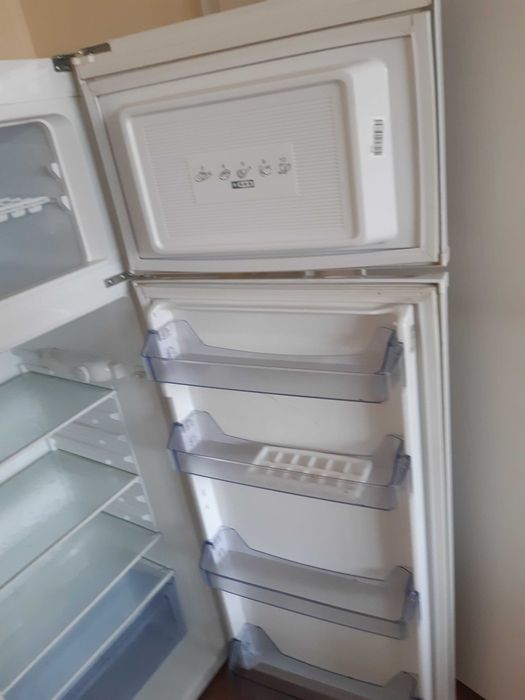 Продавам хладилник Crown