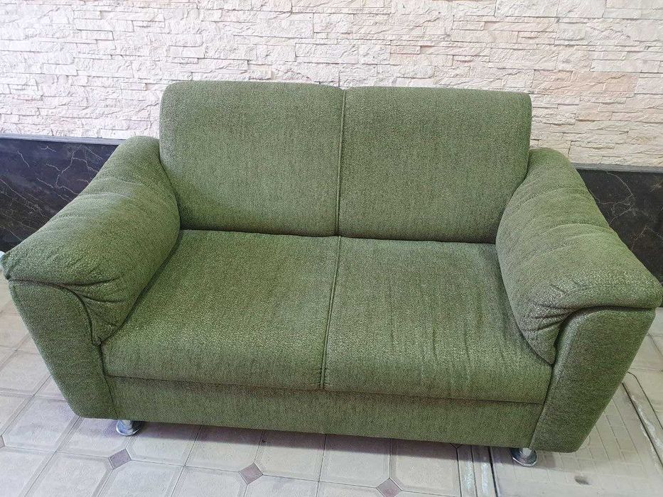 Продается Двухместный Диван в столовую или зал