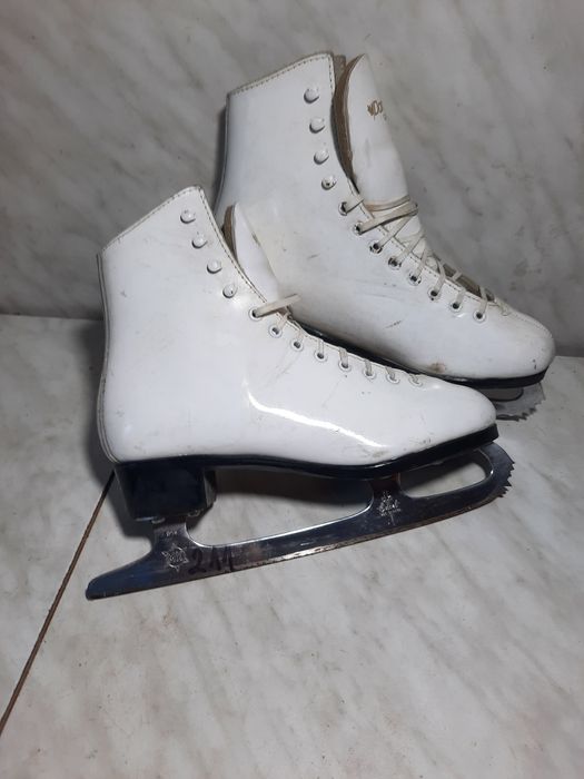 Patine gheata 211 patinaj artistic Dominior piele marime 37 ( 24 cm)